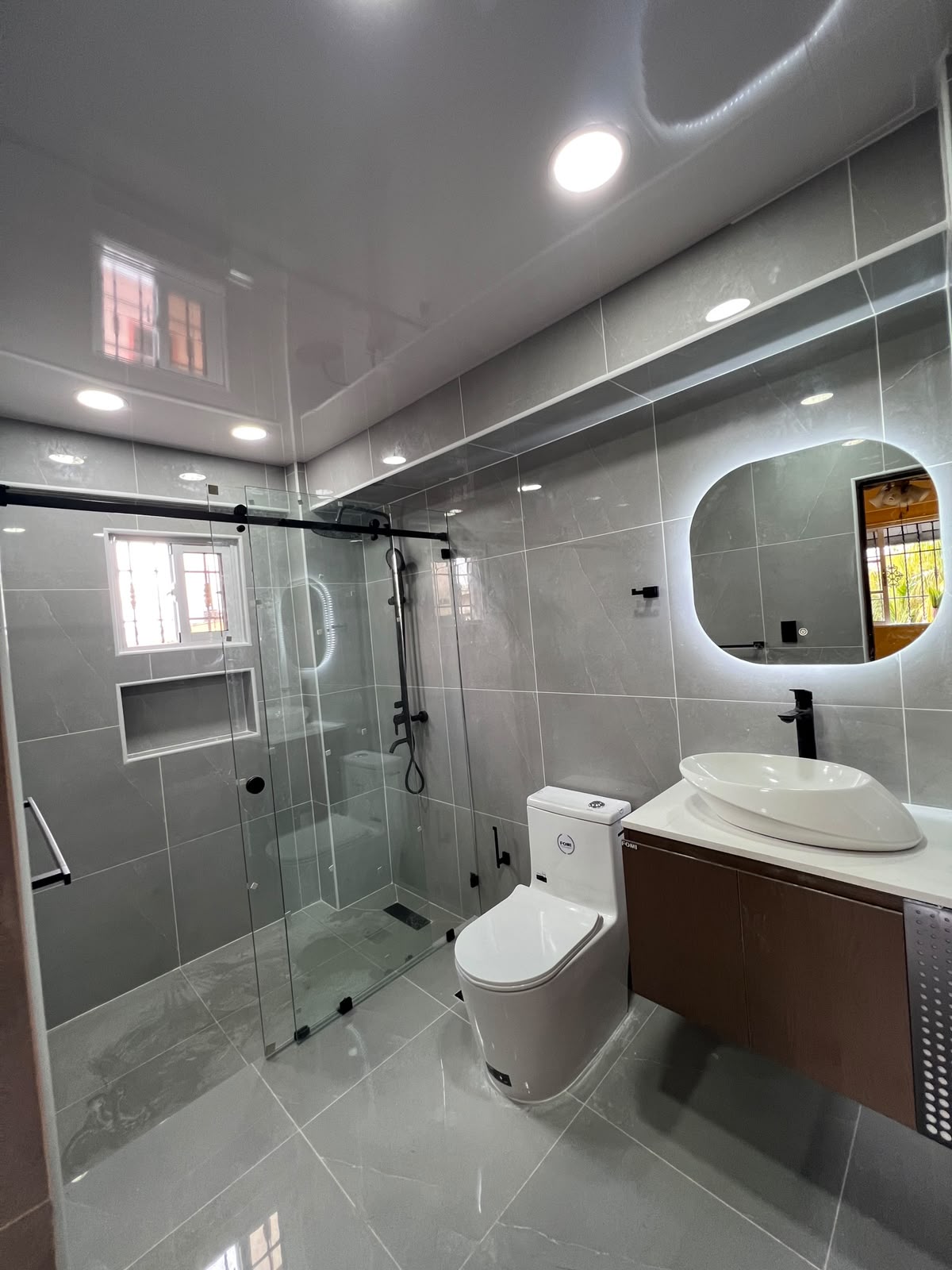 Baño moderno en gris con mampara corrediza