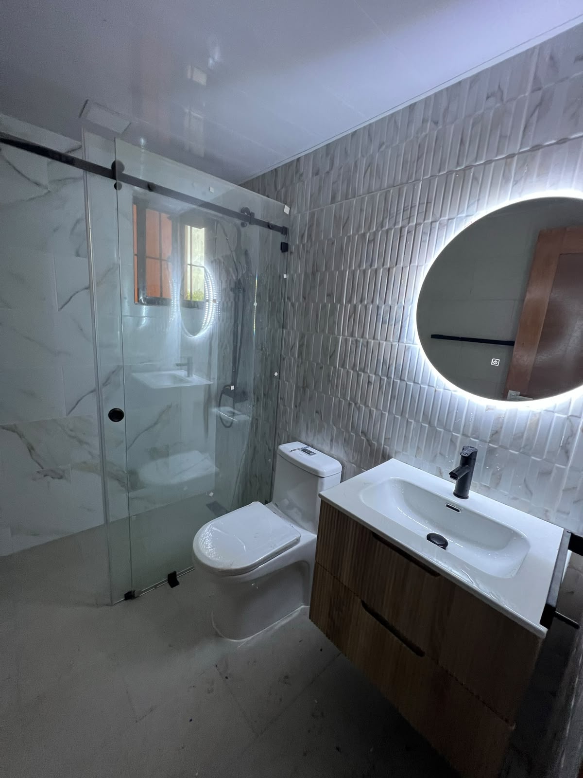 Baño con vanitorio de madera y espejo LED