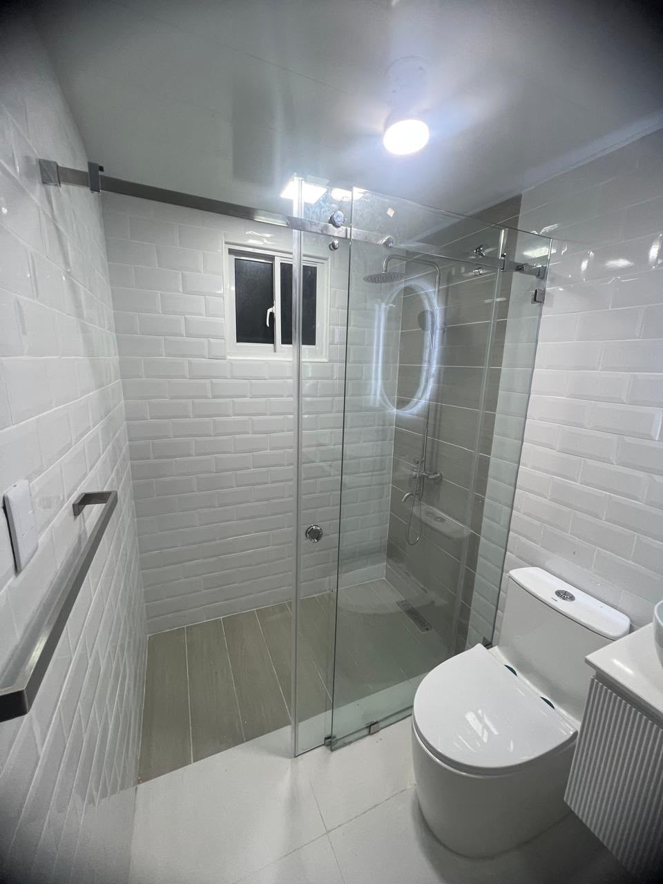 Baño con azulejo metro y herrajes cromados