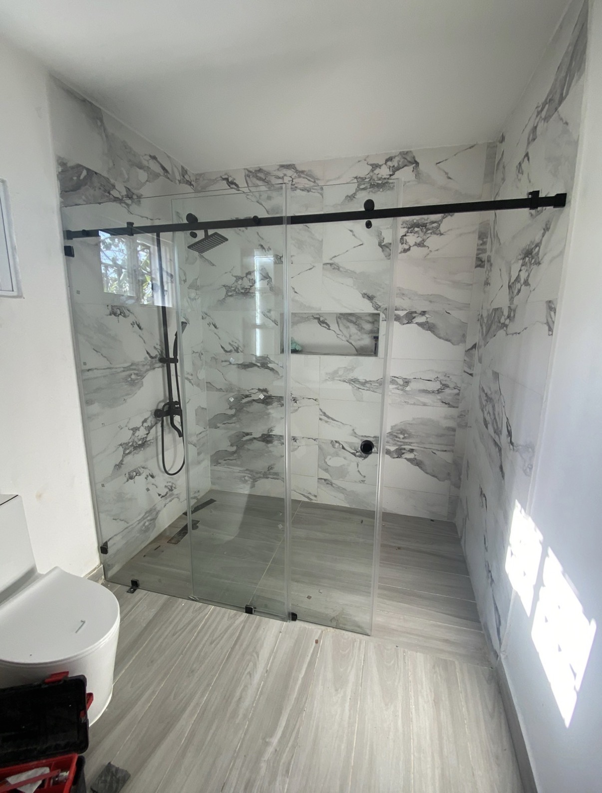 Baño en mármol con ducha amplia