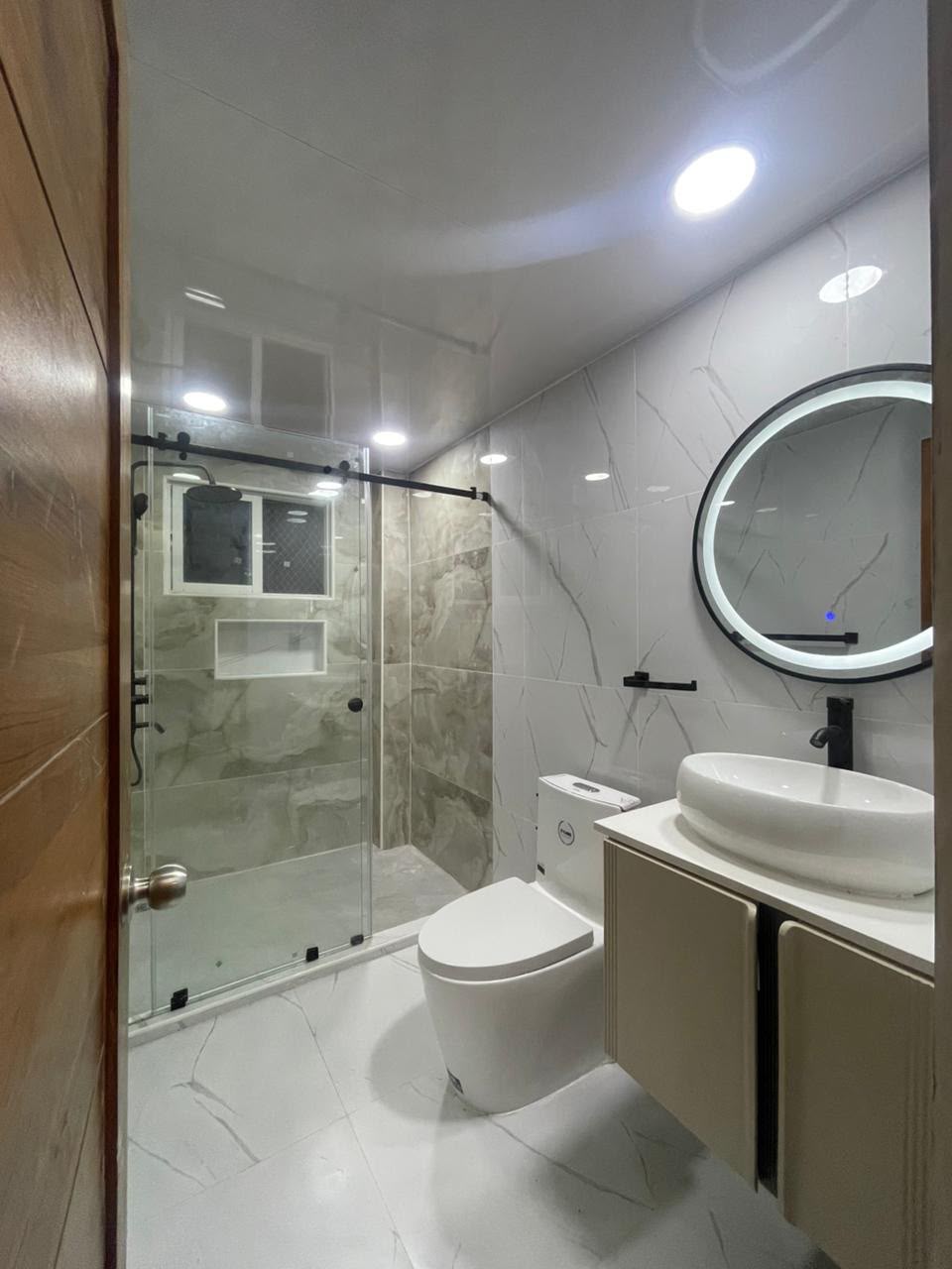Baño completo con puerta de madera